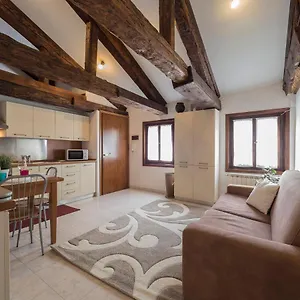 https://madame-v-apartments.hotelslidodijesolo.com